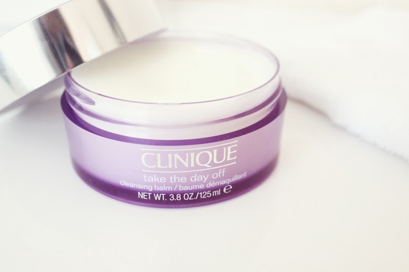 Clinique Take The Day Off Cleansing Balm 15 ml ผลิตภัณฑ์ทำความสะอาดเครื่องสำอางเนื้อบาล์มเนียนนุ่มที่จะเปลี่ยนสภาพเป็นครีมน้ำนม เมื่อสัมผัสกับน้ำช่วยขจัดสิ่งสกปรก คราบเมคอัพที่ติดทนให้สะอาดหมดจด และคงสมดุลความชุ่มชื่นตามธรรมชาติของผิว ให้ผิวไม่แห้งตึง